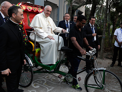 Papst Franziskus fährt in Bangladesch in einer Rikscha