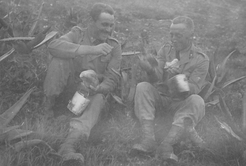 Heiterer Soldatenalltag: Markart (li.) und ein Kamerad beim Essen zwischen Kakteen