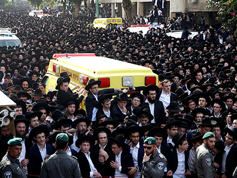 Begräbnis von Rabbi Aharon Steinman in Bnei Brak nahe Tel Aviv, Israel
