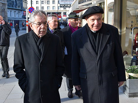 Bundespräsident Alexander Van der Bellen und Kardinal Christoph Schönborn am dem Domplatz
