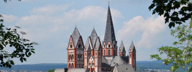 Limburger Dom mit vielen spitzen Türmen von oben im Sonnenlicht