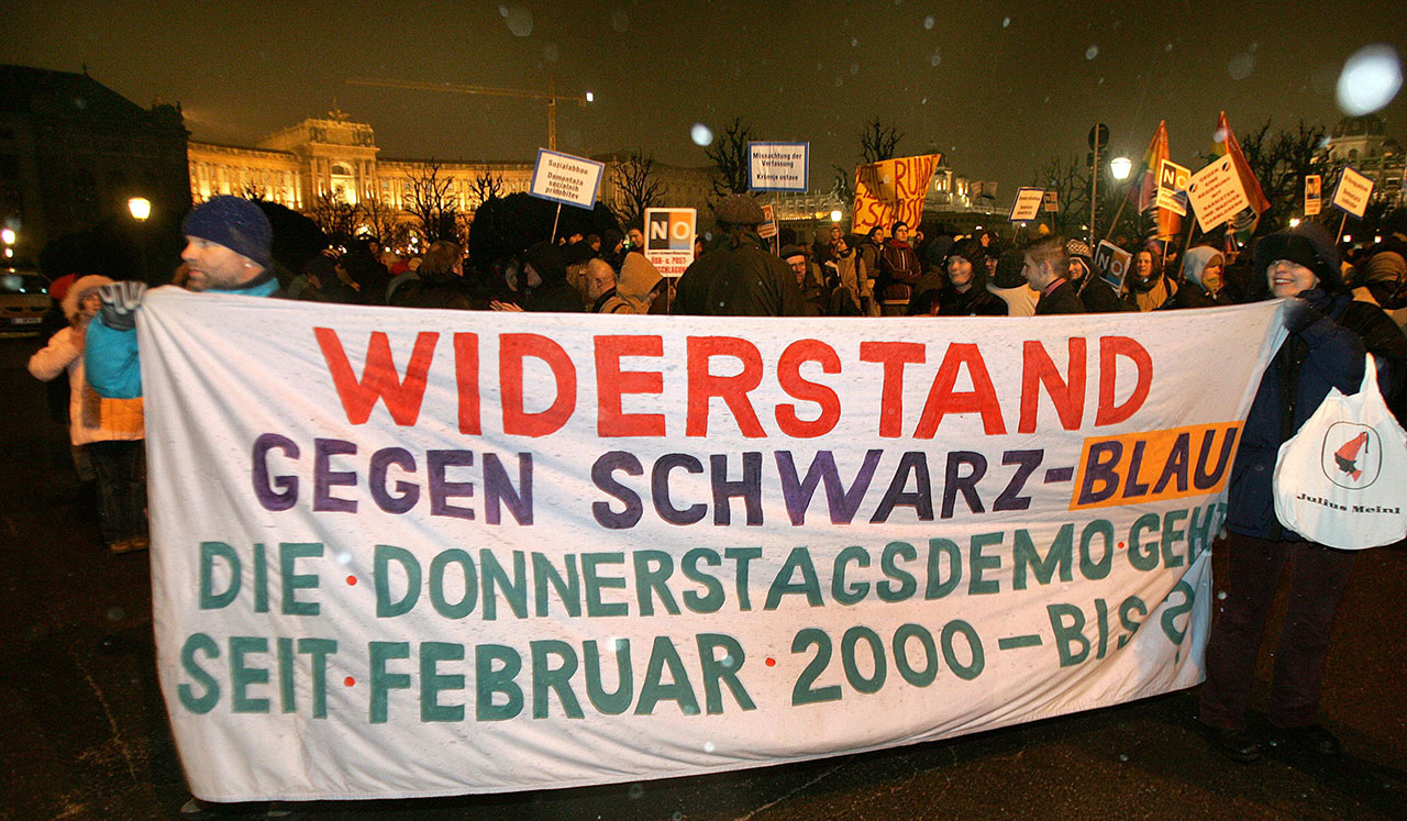 Donnerstagsdemo gegen die Koalition aus ÖVP und BZÖ in der Regierung die unter dem Motto "6 Jahre Widerstand" stand, am 9. Februar 2006