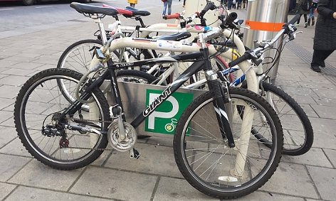 Fahrräder am Radständer in der Wiener Mairahilfer Straße