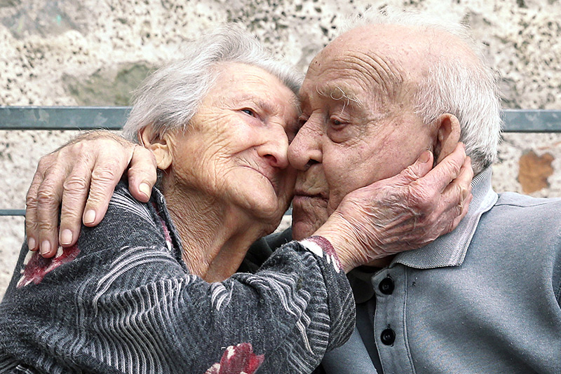 Hochbetagt, aber glücklich: Zwei Senioren umarmen einander