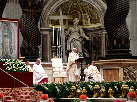 Papst Franziskus feiert eine Messe in der Peterskirche in Rom zu Ehren der Jungfrau von Guadalupe
