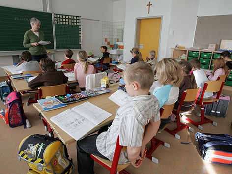 Volksschüler in einem Klassenzimmer