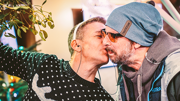 Robert Kratky und Andi Knoll küssen sich beim Ö3-Weihnachtswunder 2017 in Linz