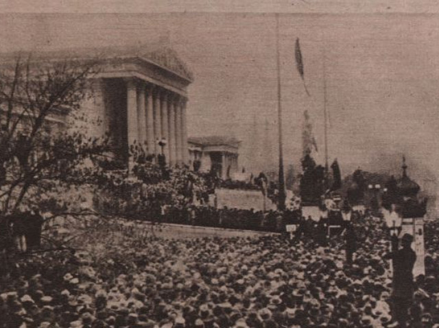 Menschenmenge vor dem Parlament am 12. November 1918