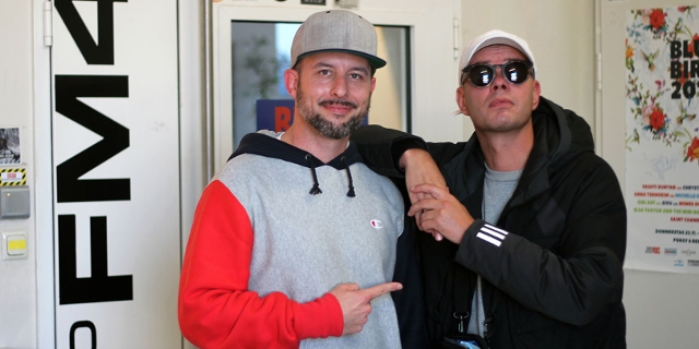 DJ Phekt und Trettmann vor dem Eingang zu FM4