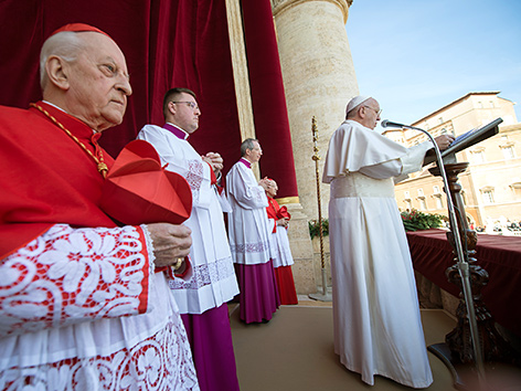 Papst Franziskus und Kardinäle auf der Benefikationsloggia, Erteilung des Weihnachtssegens "urbi et orbi"