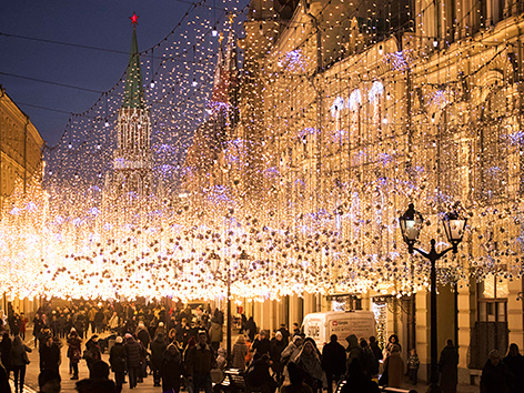 Weihnachtsbeleuchtung auf einer Straße in Moskau