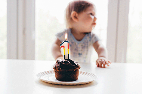Kind mit Geburtstagstorte - 1. Geburtstag