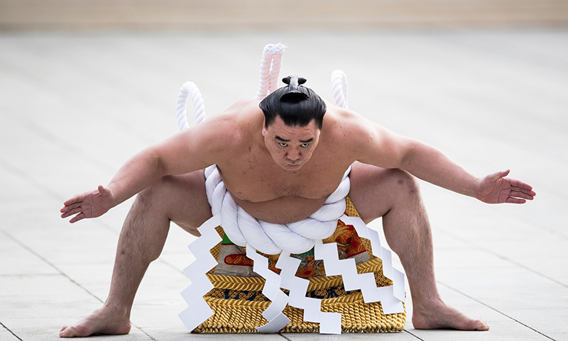 Sumo-Ringer absolviert eine Zeremonie