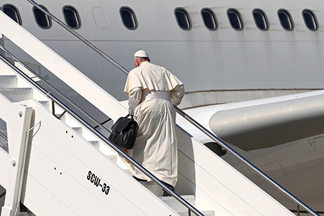 Papst Franziskus auf der Treppe, steigt in ein Fleugzeug ein