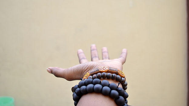 gestreckte offene Hand mit Perlenschmuck am Handgelenk, Nigeria