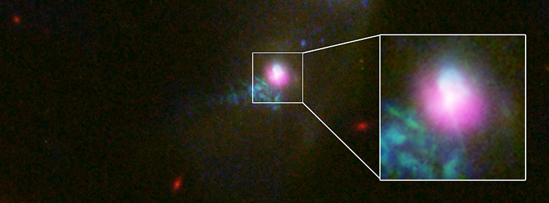 Das Zentrum der Galaxie SDSS J1354+1327 erstrahlt in hellem Licht