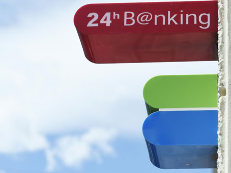 Ein Bankomat-und "24 Stunden Banking" Schild