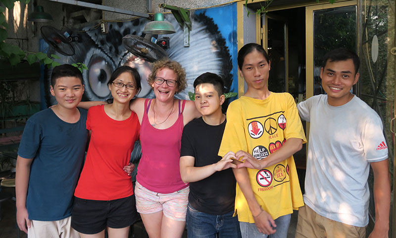 Valerie Kattenfeld mit Jugendlichen aus Vietnam