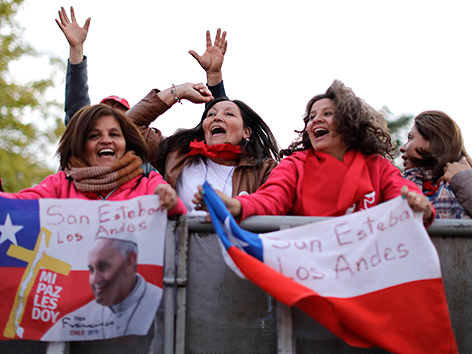 Junge Frauen mit Transparent in Santiago de Chile anlässlich des Papst-Besuchs
