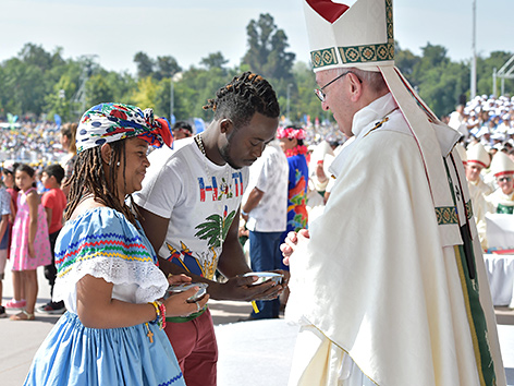Papst Franziskus mit Gläubigen während einer Messe in Chile