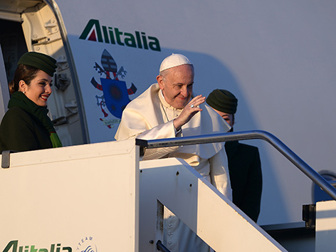 Papst Franziskus besteigt das Flugzeug nach Chile