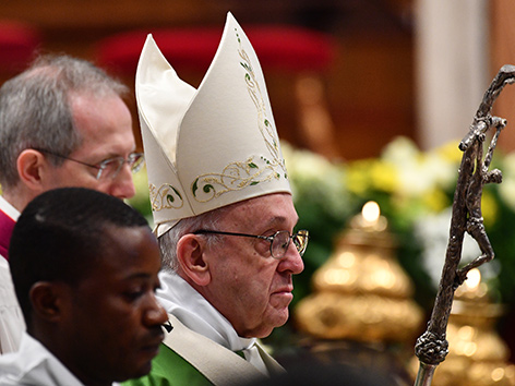 Papst Franziskus mit Priestern bei einer Messe für Flüchtlinge und Migranten am 14. Jänner 2018