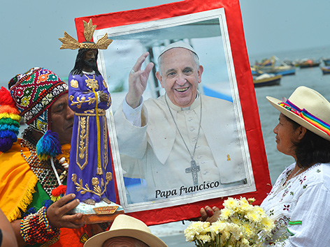 Peruanische indigene Schamanen mit Bild von Papst Franziskus am Strand von Lima