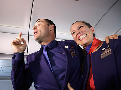 Die Flugbegleiter Carlos Ciuffardi und Paola Podest, die von Papst Franziskus im Flugzeug getraut wurden