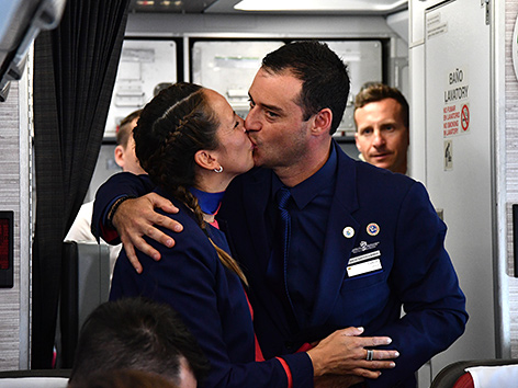 Die Flugbegleiter Carlos Ciuffardi und Paola Podest, die von Papst Franziskus im Flugzeug getraut wurden