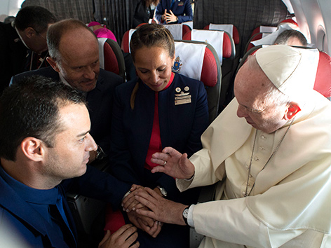 Die Flugbegleiter Carlos Ciuffardi und Paola Podest werden von Papst Franziskus im Flugzeug getraut
