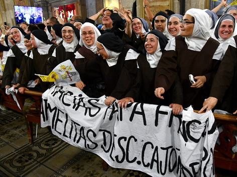 Ordensschwestern begrüßen Papst Franziskus vor der Kathedrale von Santiago