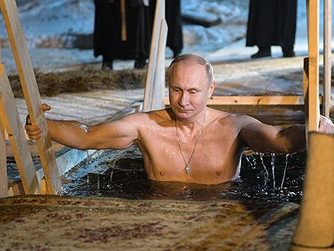 Russland Präsident Wladimir Putin nimmt ein Eisbad