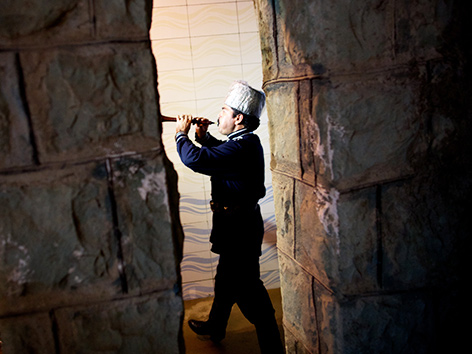 Ein Zoroastrier hinter einer Mauer