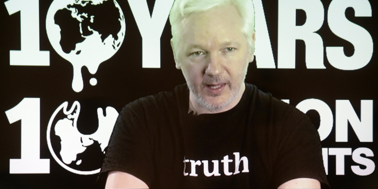 Wikileaks-Gründer Julian Assange spricht am 04.10.2016 in Berlin mit einer Video-Liveschaltung bei einer Pressekonferenz zum 10. Geburtstag von Wikileaks.