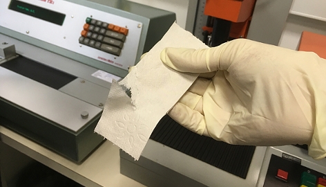 Eingerissenes Klopapier beim Test im Labor