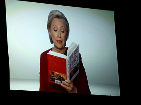 Hillary Clinton liest aus Enthüllungsbuch "Fire and Fury"
