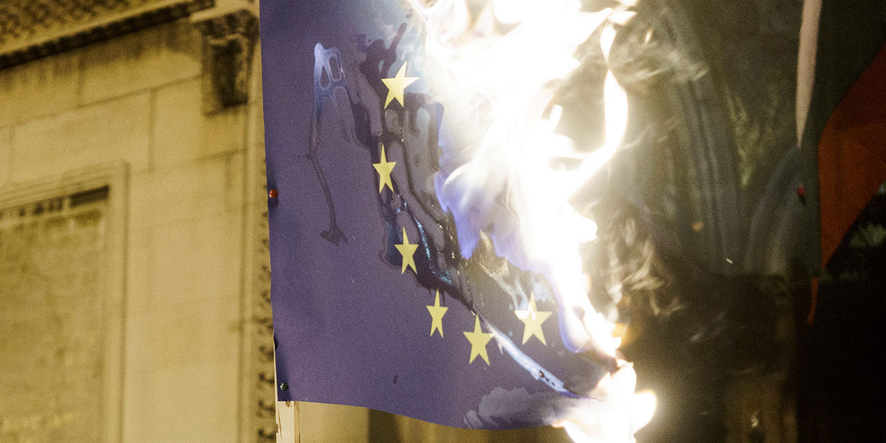 Brennende EU-Flagge