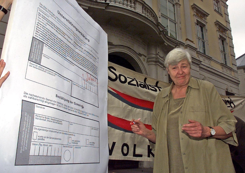 Johanna Dohnal beim symbolischen Unterschreiben nach der Pressekonferenz zum geplanten Volksbegehren „Sozialstaat Österreich“ am 10.3.2001 am Ballhausplatz in Wien