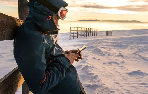 Wintersportler mit Smartphone