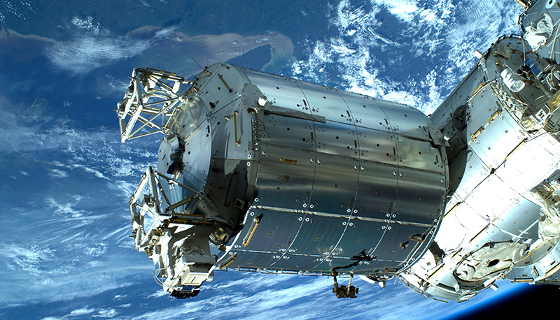 Weltraumlabor Columbus schwebt über der Erde