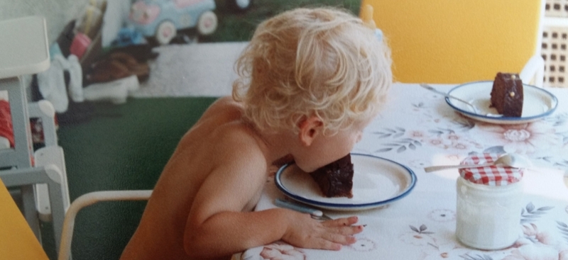 Kind isst Kuchen