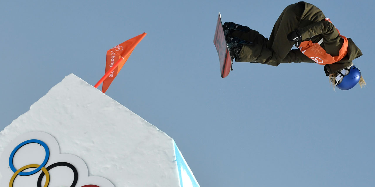 Anna Gasser springt mit Snowboard