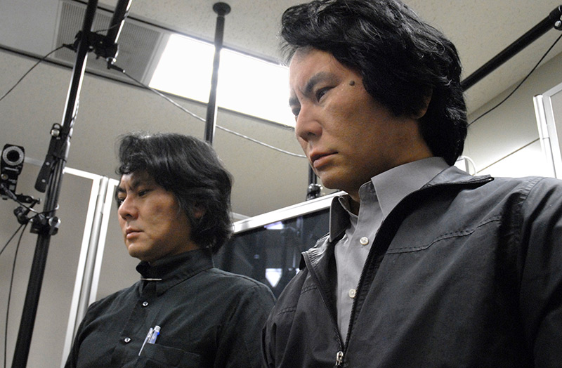 Forscher Hiroshi Ishiguro steht neben dem Androiden Geminoid
