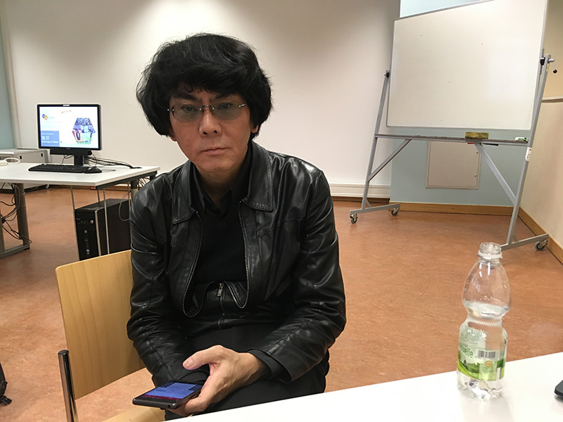 Robotiker Hiroshi Ishiguro beim Interview