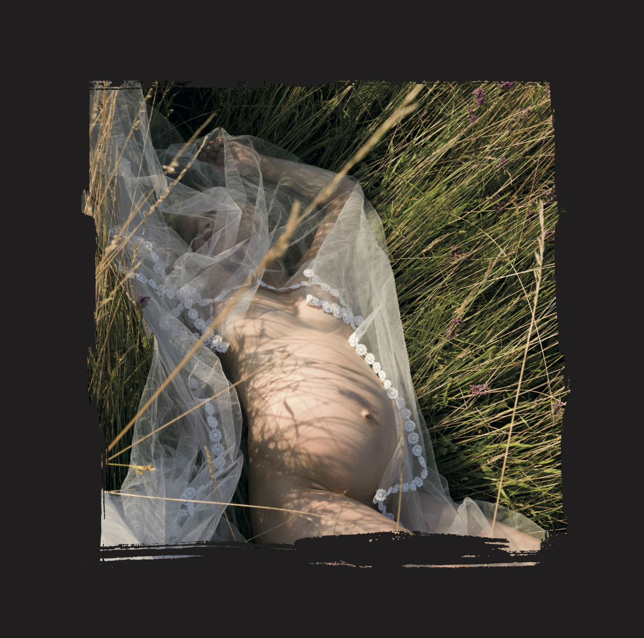 Plattencover von "Messiah", man sieht Teresa Rotschopf schwanger in der Wiese liegen