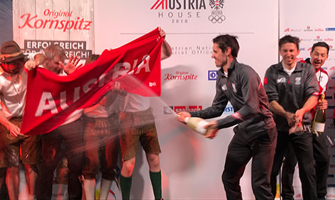 Sektdusche während Medaillenfeier im Österreich-Haus
