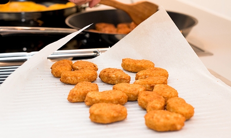 goldbraune Hühner-Nuggets auf einem Teller