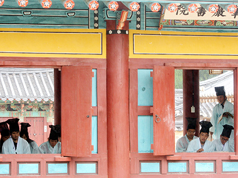 Studenten des Konfuzianismus in traditionellen südkoreanischen Gewändern