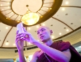 Ein buddhistischer Mönch macht ein Foto mit einem Smartphone