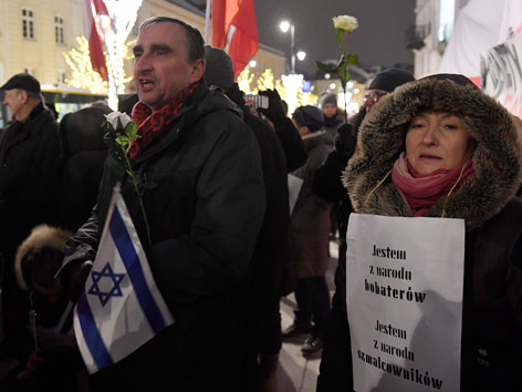 Demonstranten in Polen gegen ein umstrittenes Gesetz den Holocaust und die Definition von Nazi-Vernichtungslagern